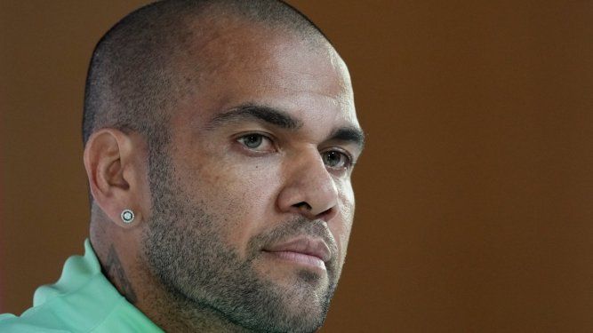El futbolista brasileño Dani Alves escucha una pregunta durante una conferencia de prensa antes de un partido del Grupo G del Mundial de Catar entre Brasil y Camerún, en Doha, el 1 de diciembre de 2022.