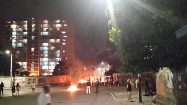 Durante la noche de este jueves se registraron manifestaciones en zonas populares, tradicionalmente oficialistas. En la gráfica la calle 14 de los Jardines del Valle en Caracas.&nbsp;