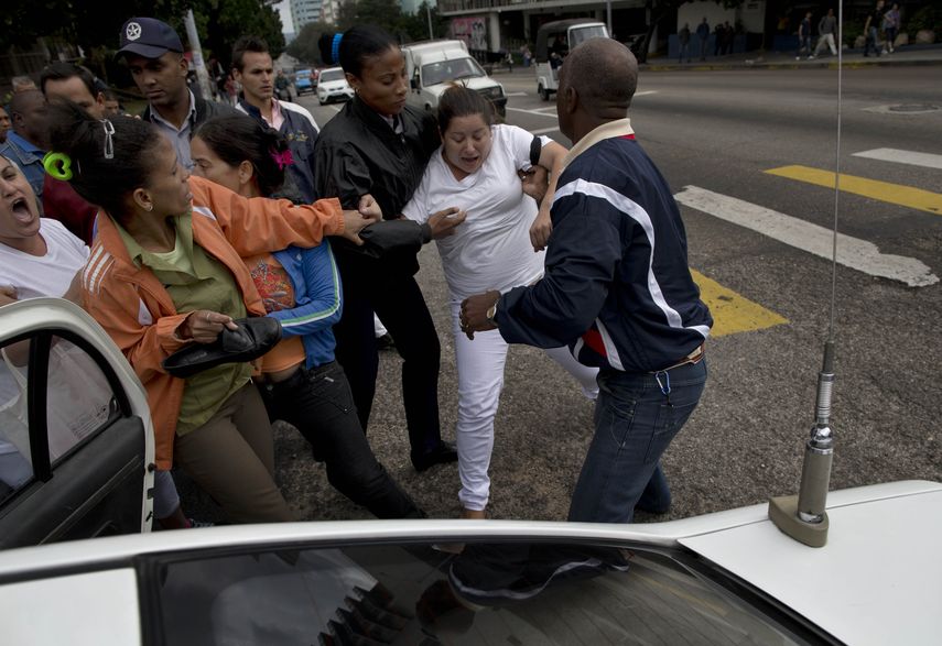 Esta imagen recoge la detención de una de las miembros de Damas de Blanco, tras una manifestación pacífica en las calles de La Habana.