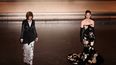 La editora de moda británico-estadounidense Anna Wintour (izq.) y la actriz estadounidense Anne Hathaway presentan los Óscar al Mejor Diseño de Vestuario y al Mejor Maquillaje y Peluquería en el escenario, durante la 98.ª edición anual de los Premios de la Academia, en el Teatro Dolby de Hollywood, California, el 15 de marzo de 2026.