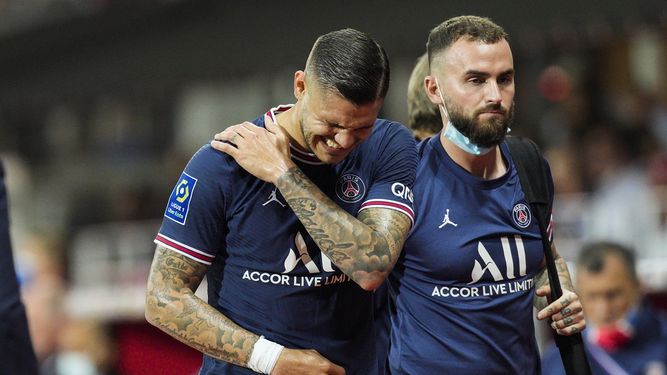 El delantero argentino Mauro Icardi del PSG hace un gesto de dolor al abandonar lesionado el partido Brest-PSG de la Liga Uno francesa en Brest, Francia, 20 de agosto de 2021. PSG ganó 4-2. Un examen el sábado 21 determinará si puede regresar la semana próxima.&nbsp;&nbsp;