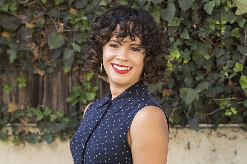 Charise Castro Smith posa para un retrato el 9 de septiembre de 2021 en Los Ángeles para promocionar su película animada de Disney Encanto.&nbsp;