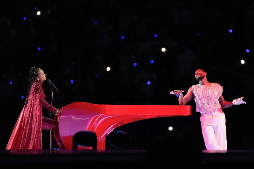 Alicia Keys y Usher actúan durante el medio tiempo del partido de fútbol americano del Super Bowl 58 de la NFL entre los 49ers de San Francisco y los Chiefs de Kansas City el domingo 11 de febrero de 2024 en Las Vegas.