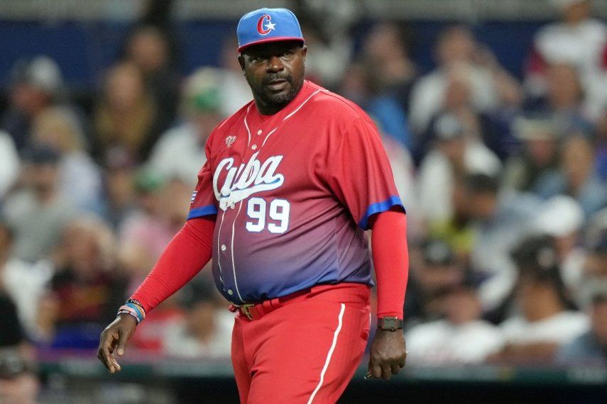 El coach de pitcheo de Cuba, Pedro Luis Lazo, durante un juego del Clásico Mundial de Béisbol 2023.