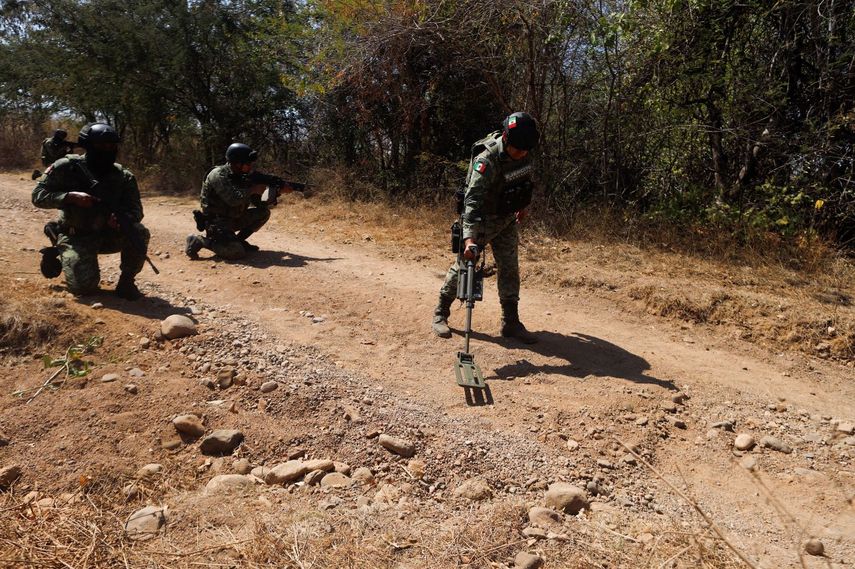 Soldados del ejército mexicano demuestran una búsqueda de minas antipersonales durante una presentación ante los medios cerca de Naranjo de Chila en el municipio de Aguililla, estado de Michoacán, México