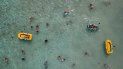 La gente nada y juega con botes en el Cayo Playuela del Parque Nacional Morrocoy, estado Falcón, Venezuela, el domingo 13 de junio de 2021. En medio de la pandemia, muchos de los sitios de turismo apenas logran sobrevivir. La gente nada y juega con botes en el Cayo Playuela del Parque Nacional Morrocoy, estado Falcón, Venezuela, el domingo 13 de junio de 2021. En medio de la pandemia, muchos de los sitios de turismo apenas logran sobrevivir.