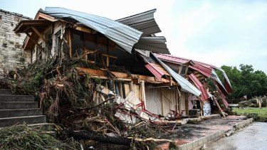 Se observa una casa dañada cerca de Camp Mystic, donde al menos 20 niñas desaparecieron tras las inundaciones repentinas en Hunt, Texas, el 5 de julio de 2025.&nbsp;