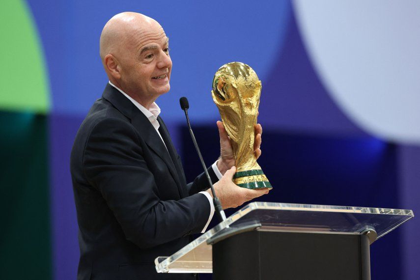 El presidente de la FIFA, Gianni Infantino, sostiene el trofeo de campeón de la Copa Mundial.
