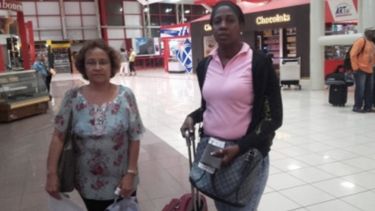 A las activistas Jacqueline Madrazo Luna (der.) y Dora Leonor Mesa Crespo (izq.) se les impidió salir del país en febrero de este año.&nbsp;
