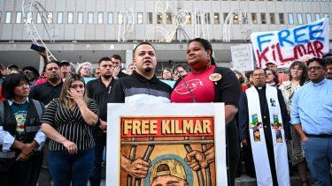 El migrante salvadoreño y residente estadounidense Kilmar Abrego García (centro, izq.) habla junto a Lydia Walther Rodríguez (der.) de CASA (Defensores Especiales Designados por el Tribunal), a su llegada a una oficina local del Servicio de Inmigración y Control de Aduanas (ICE) de EEUU en Baltimore, Maryland, el 25 de agosto de 2025.   