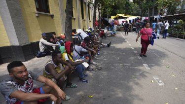 Migrantes haitianos acampan en la plaza Giordano Bruno en la Ciudad de México, el jueves 18 de mayo de 2023.&nbsp;