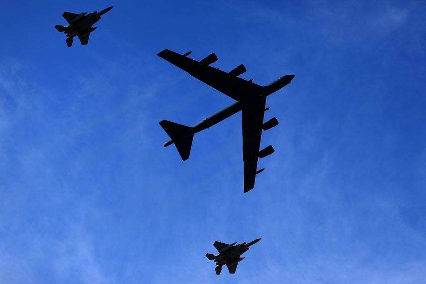 Un Boeing B-52 Stratofortress es escoltado por dos McDonnell Douglas F-15 Eagles