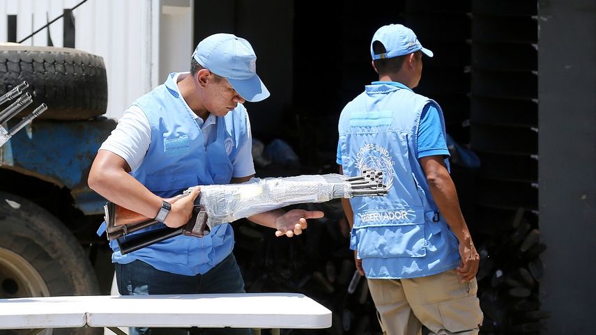Miembros de la misión de observadores de las Naciones Unidas llevan&nbsp;armas&nbsp;de las&nbsp;FARC&nbsp;a un contenedor en Pondores, Colombia, en&nbsp;Agosto de 2017.&nbsp;
