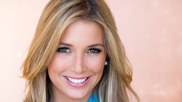 La animadora también presentará su línea de carteras.