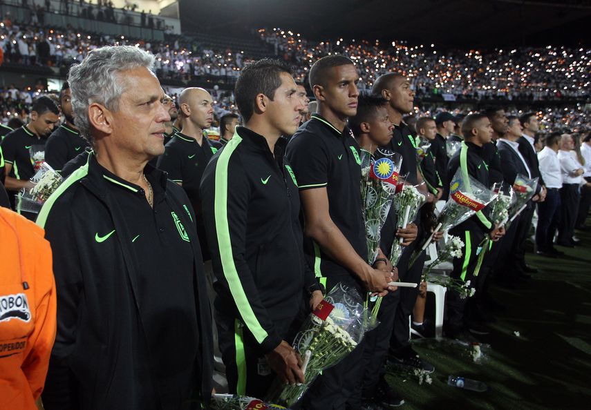 El entrenador de Atlético Nacional Reynaldo Rueda (izquierda) y todo su equipo asisten al homenaje al equipo de fútbol Chapecoense