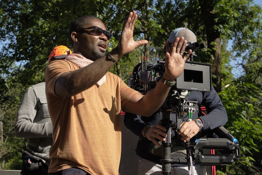 En esta imagen proporcionada por RLJE films el actor y director David Oyelowo en el set The Water Man una película de David Oyelowo.