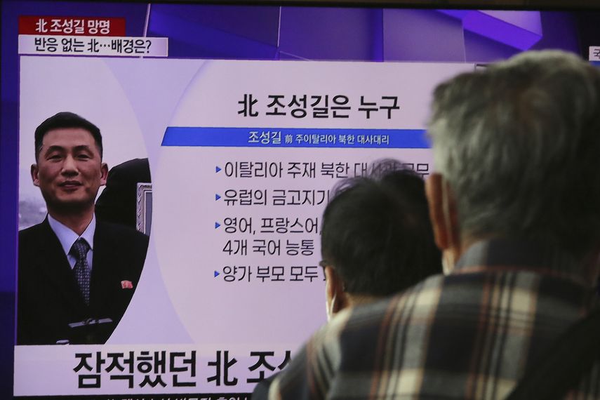 Varias personas&nbsp;miran un televisor con la imagen de Jo Song Gil, exembajador norcoreano en Italia, en la estaci&oacute;n de tren de Se&uacute;l, Corea del Sur, el mi&eacute;rcoles 7 de octubre de 2020.&nbsp;