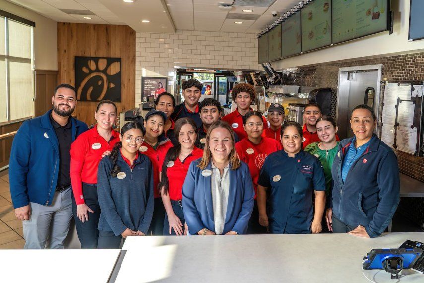 Cynthia Bowles, junto a su equipo de Chick-fil-A en Hialeah.