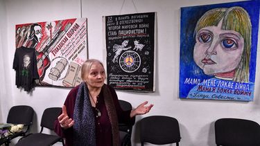 Yelena Osipova, la artista y activista de 77 años, inaugura su exposición de pinturas pacifistas en San Petersburgo el 31 de enero de 2023. La exposición estará abierta hasta el 24 de febrero.