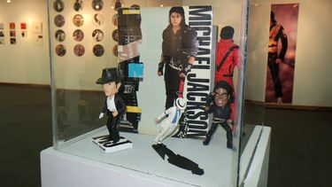 Muñecos y libros de colección de Michael Jackson en exhibición durante la muestra El legado de Michael Jackson - Diez años de inmortalidad, en la Casa de la Cultura, en La Paz (Bolivia). 