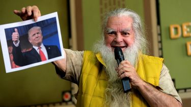 El Brujo Mayor de México, Antonio Vázquez, muestra una fotografía del presidente electo de Estados Unidos, Donald Trump, este jueves 5 de enero de 2016, durante una conferencia de prensa en la capital mexicana. 
