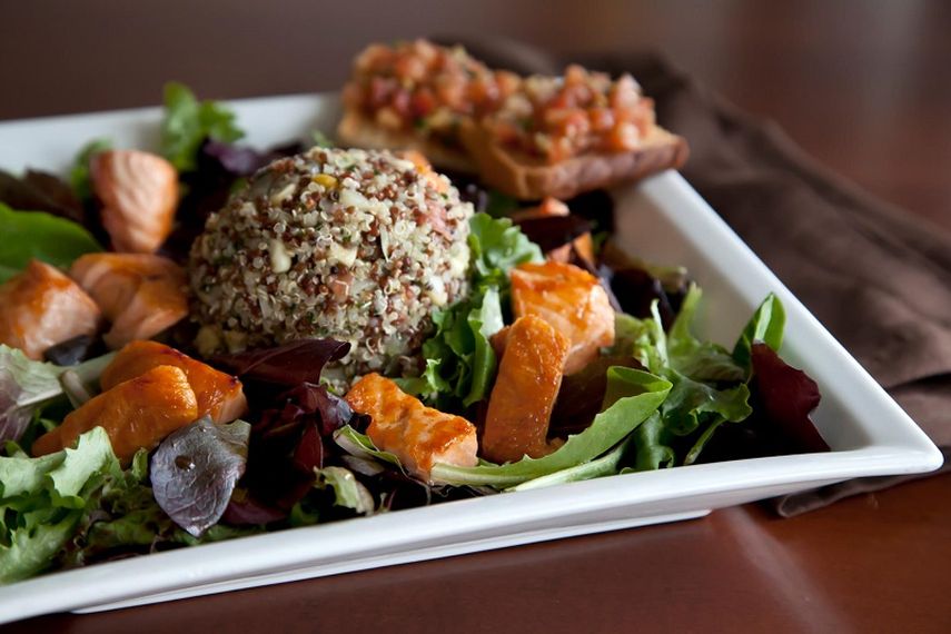 Ensalada de quinua con salmón. (CORTESÍA)