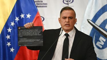 El fiscal del régimen de Nicolás Maduro, Tarek William Saab, sostiene una imagen de unos tuits durante una conferencia de prensa el lunes 4 de mayo de 2020 sobre lo que el gobierno dice fue un intento fallido de invasión el fin de semana con el que se pretendía derrocar al presidente Nicolás Maduro, en Caracas, Venezuela.