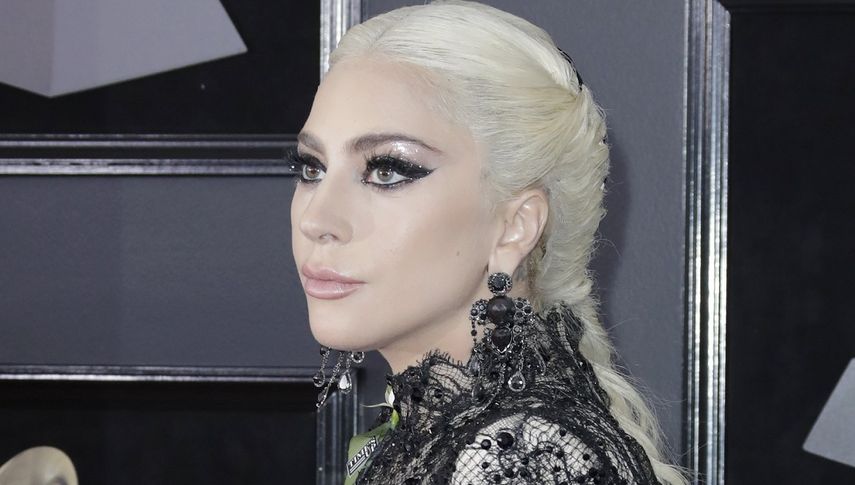 Lady Gaga se disculpó por firmar precipitadamente y sin pruebas que su amigo, Rick Genest, se había suicidado. 
