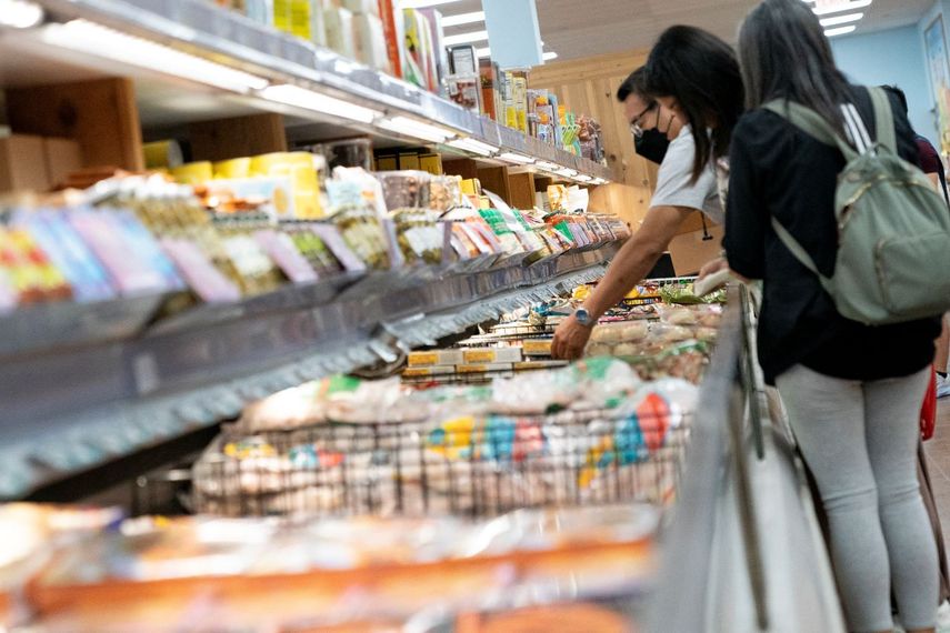 Una pareja en un supermercado observa los precios de los productos.&nbsp;