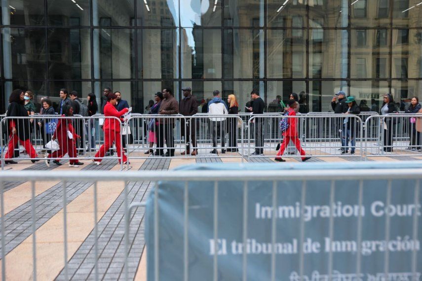 Migrantes esperan en fila para entrar al tribunal de inmigración en el Edificio Federal Jacob K. Javits el 22 de octubre de 2025 en la ciudad de Nueva York.