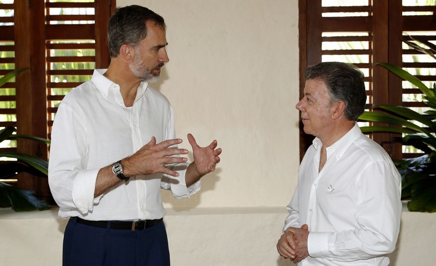 El rey de España, Felipe VI (i), conversa con el presidente colombiano Juan Manuel Santos, en momentos previos a la Cumbre Iberoamericana, en Cartagena de Indias, Colombia.