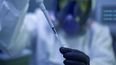 Científico realiza un experimento en el laboratorio.&nbsp;