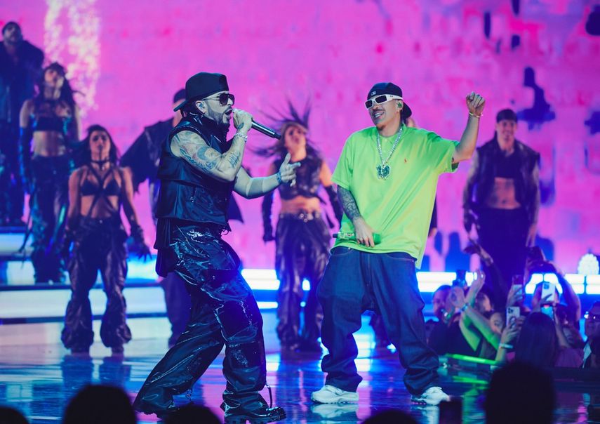 Yandel, Feid, Farruko y Jay Wheeler se presentan en la ceremonia de la novena edición de los Latin AMAs el 25 de abril de 2024 en el MGM Grand Garden Arena de Las Vegas.