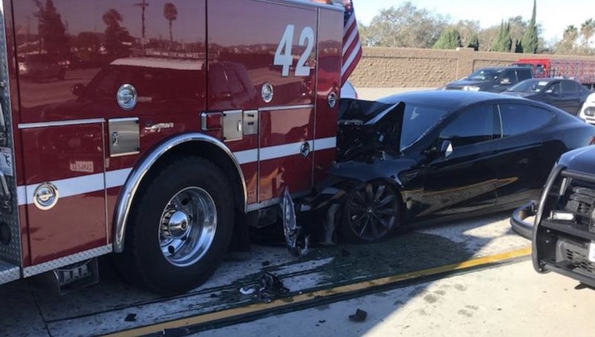 Un auto Tesla Model S impactó contra un camión de bomberos que se encontraba detenido. Sucedió en Culver City, California.