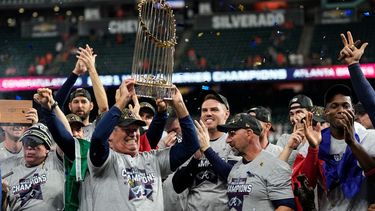 El mánager de los Bravos de Atlanta, Brian Snitker, sostiene el trofeo después de ganar la Serie Mundial de béisbol en el Juego 6 contra los Astros de Houston&nbsp;