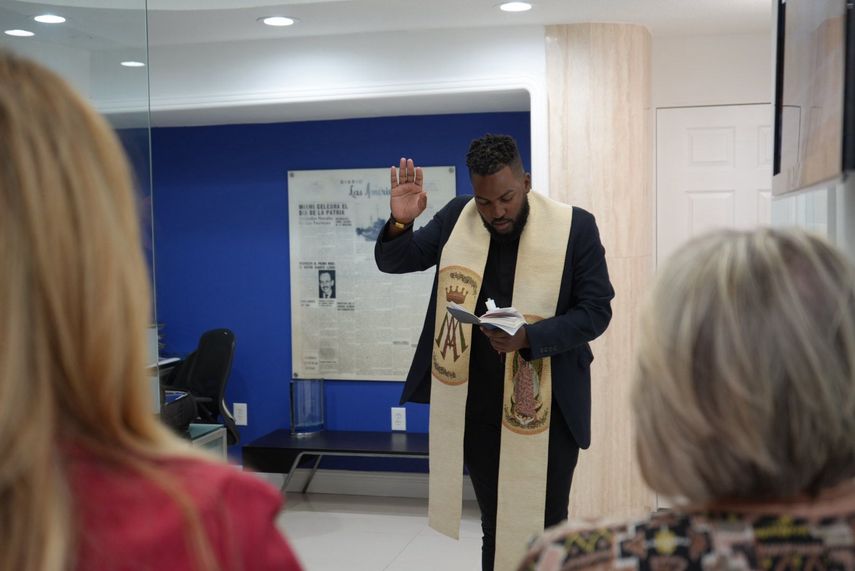 El padre Vélez pide protección divina para el futuro de DLA El padre Vélez pide protección divina para el futuro de DLA