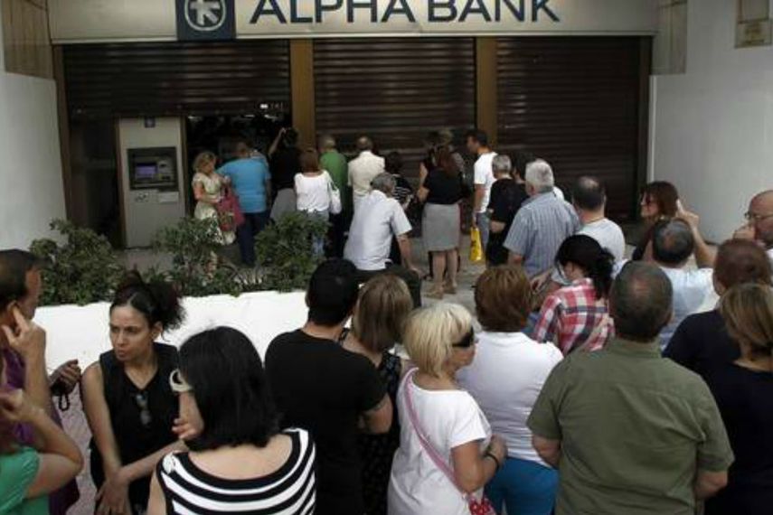 En Grecia, la gente realizó largas colas en los cajeros automáticos por la incertidumbre de un corralito (EFE)