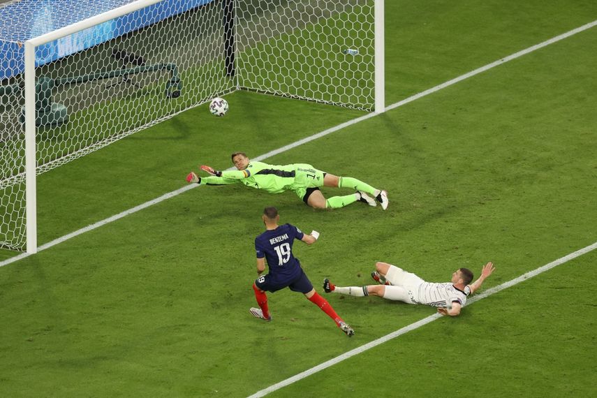 El delantero francés Karim Benzema remata el balón, pero el VAR descarta el gol por fuera de juego&nbsp;