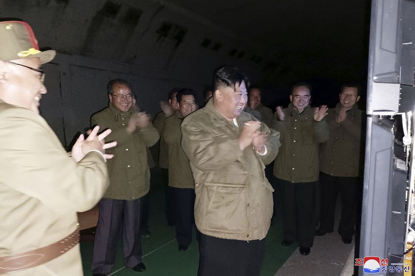 En esta foto proporcionada por el gobierno de Corea del Norte, el líder norcoreano Kim Jong Un supervisa pruebas de misiles en un lugar no revelado del país, el 12 de octubre de 2022.