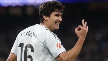 El atacante español del Real Madrid, Gonzalo García, celebra luego de anotar el cuarto gol de su equipo en un partido, el 4 de enero de 2026.