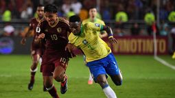El mediocampista venezolano #10 Telasco Segovia y el delantero brasileño #07 Vinicius Jr luchan por el balón durante el partido de fútbol de las eliminatorias sudamericanas de la Copa Mundial de la FIFA 2026 entre Venezuela y Brasil en el estadio Monumental en Maturín, estado Monagas, Venezuela, el 14 de noviembre de 2024. 