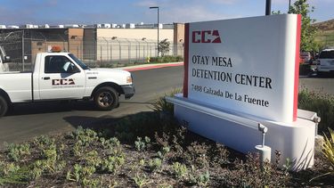 En esta imagen de archivo, tomada el 9 de junio de 2017, una camioneta entra al centro de detenci&oacute;n de migrantes Otay Mesa, en San Diego.&nbsp;
