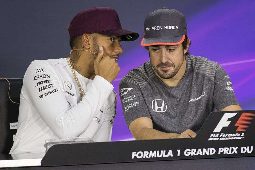Hamilton (izquierda) apoyó la opinión de Alonso (derecha) sobre la posibilidad de aumentar el número de carreras en la máxima categoría del automovilismo.&nbsp;
