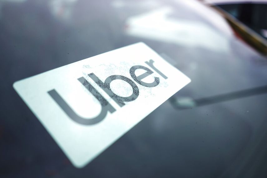 El logo de Uber en un carro en Palatine, Illinois.