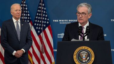 El presidente del Banco Central (Reserva Federal), Jerome Powell, y detrás, el presidente de EEUU Joe Biden