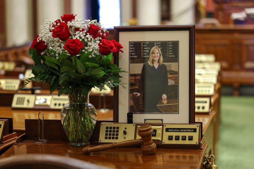 Flores en el escritorio que ocupaba la representante estatal DFL Melissa Hortman en la Cámara de Representantes, en el Capitolio del Estado de Minnesota, el 16 de junio de 2025 en St. Paul, Minnesota.