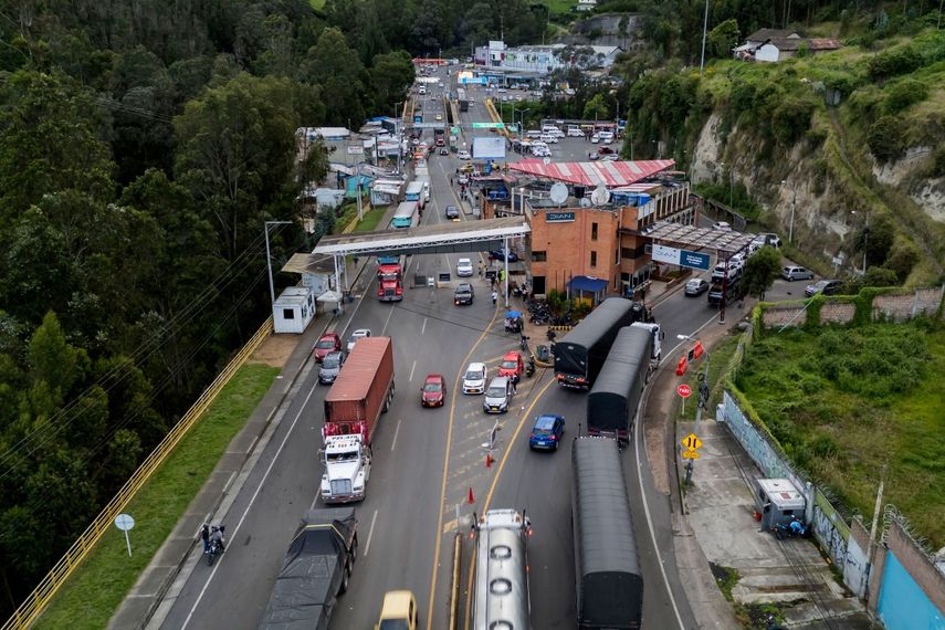Esta vista aérea muestra camiones haciendo fila en la frontera entre Colombia y Ecuador antes de que las nuevas medidas arancelarias impuestas por el gobierno ecuatoriano entren en vigor en Ipiales, Colombia.