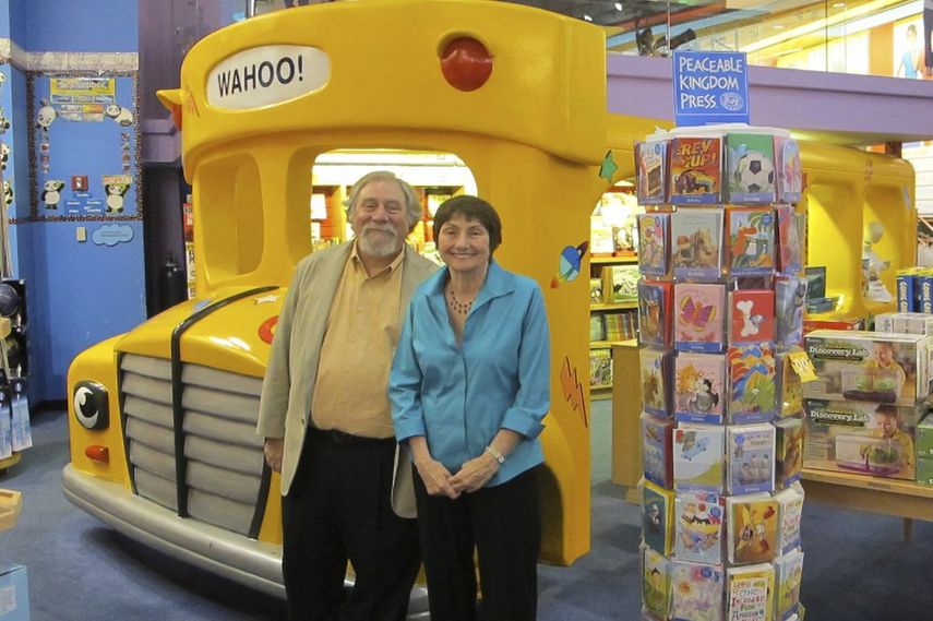 Esta foto del folleto proporcionada por Scholastic muestra a la autora Joanna Cole del libro de ciencia y aventura Magic School Bus, a la derecha, y al ilustrador Bruce Degen.&nbsp;