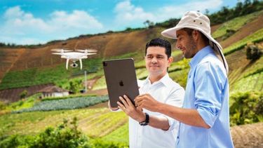 Rodolfo Correa muestra a un joven en el campo colombiano el trabajo apoyado con drones y computadoras.&nbsp;