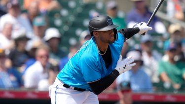 El jugador de los Marlins de Miami, Yuli Gurriel, consume un turno durante un encuentro primaveral frente a los Mets de Nueva York.